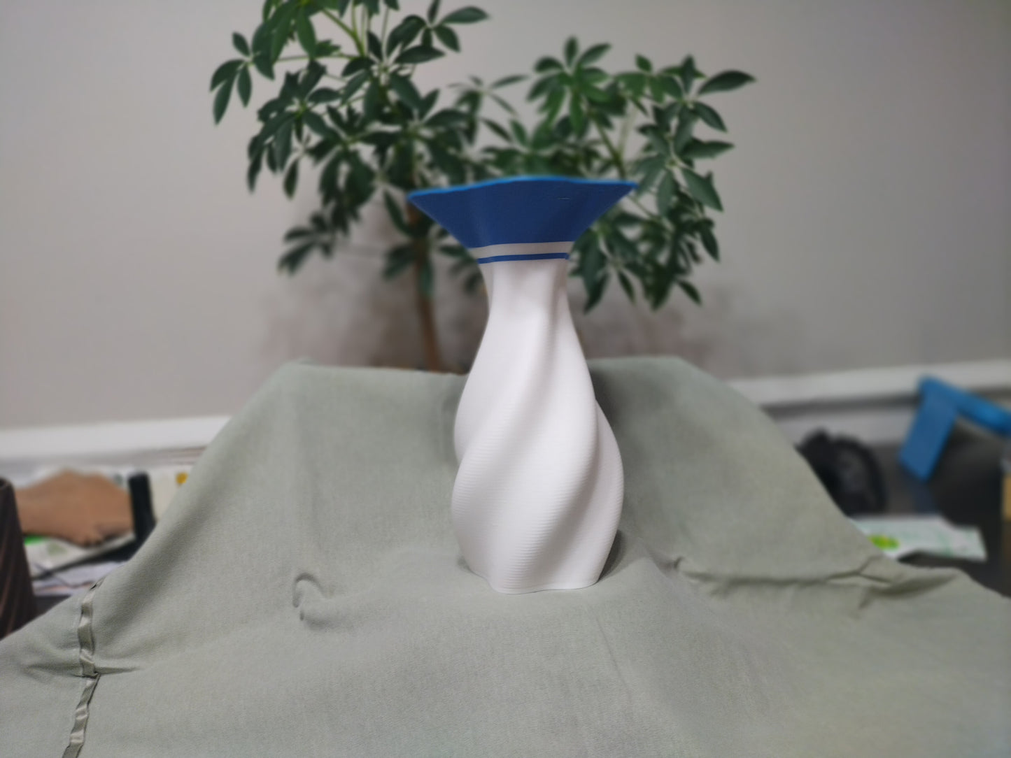 Deluxe Decor Vase 3D printed White & Blue