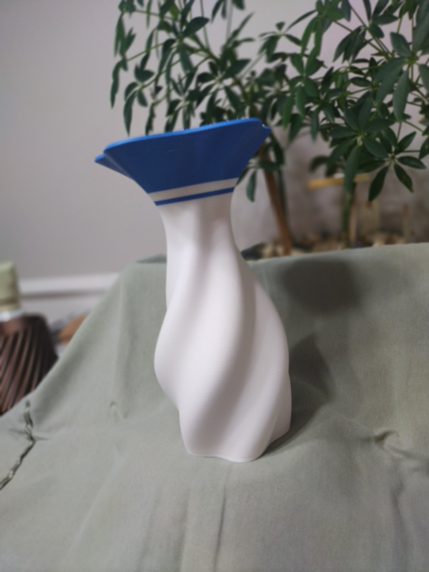 Deluxe Decor Vase 3D printed White & Blue